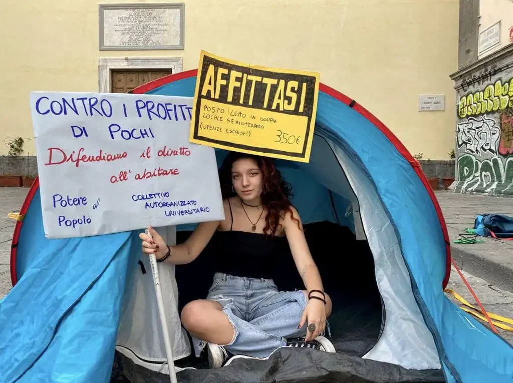 studenti e le studentesse del Collettivo Autorganizzato Universitario, ieri, si sono accampati davanti la sede di Palazzo Giusso per manifestare contro il caro affitti